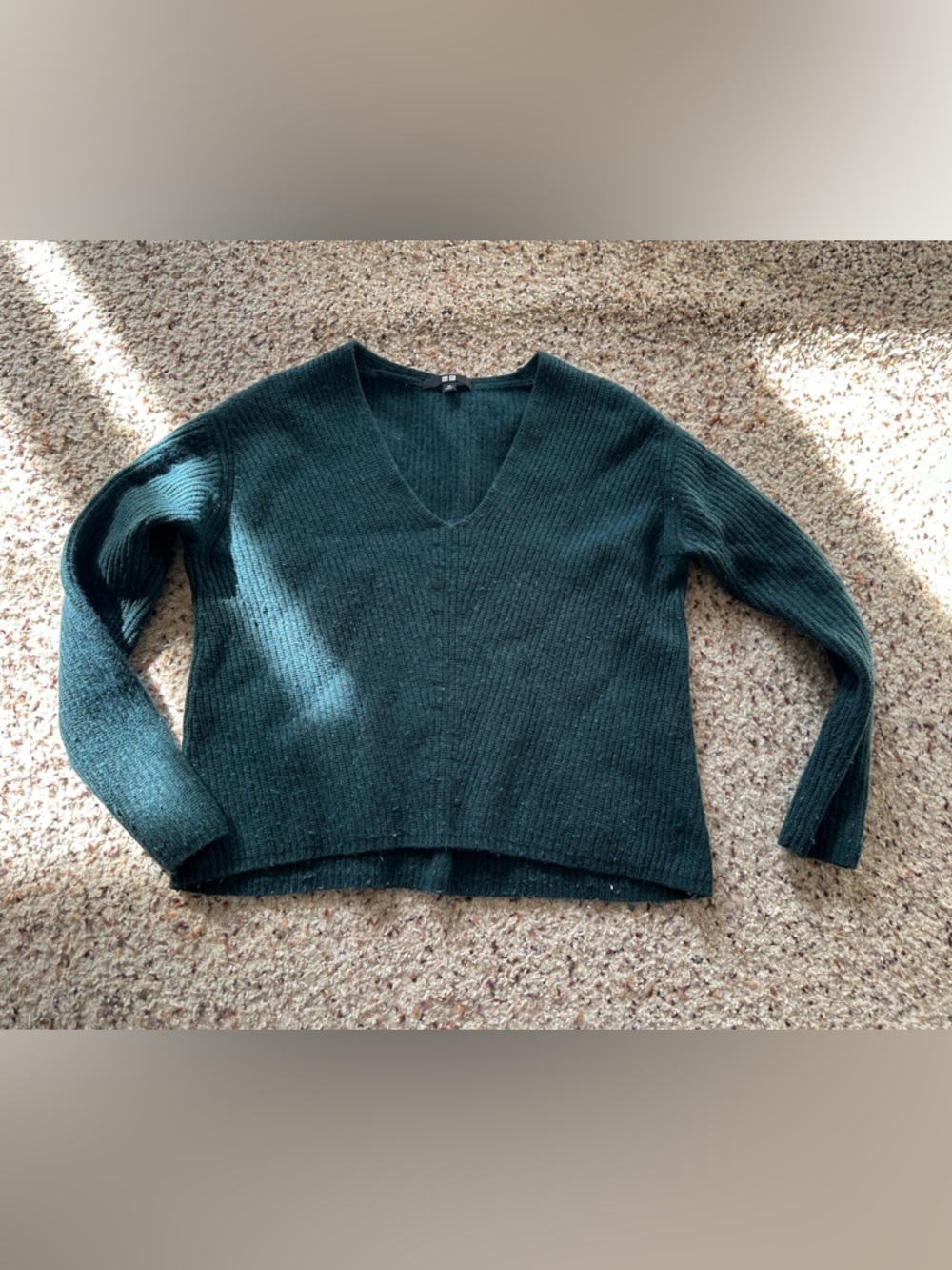 Uniqlo V-Neck Ribbed Green Women's Cropped Sweater in size XS